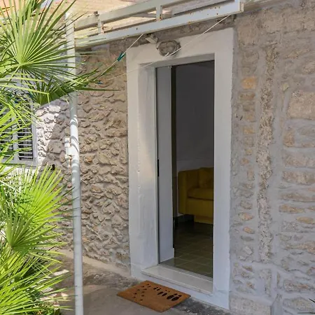 Eleonora Apartment *