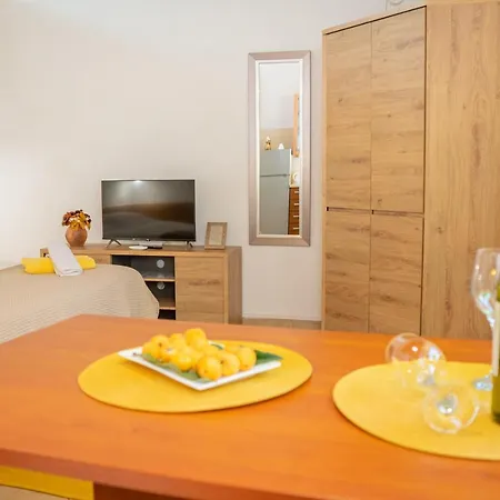 Eleonora Free Parking, Garden & 5 Min To Apartamento