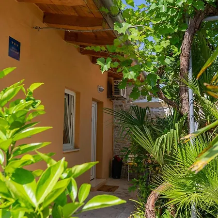 Eleonora Free Parking, Garden & 5 Min To *