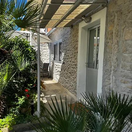 Eleonora Apartment *